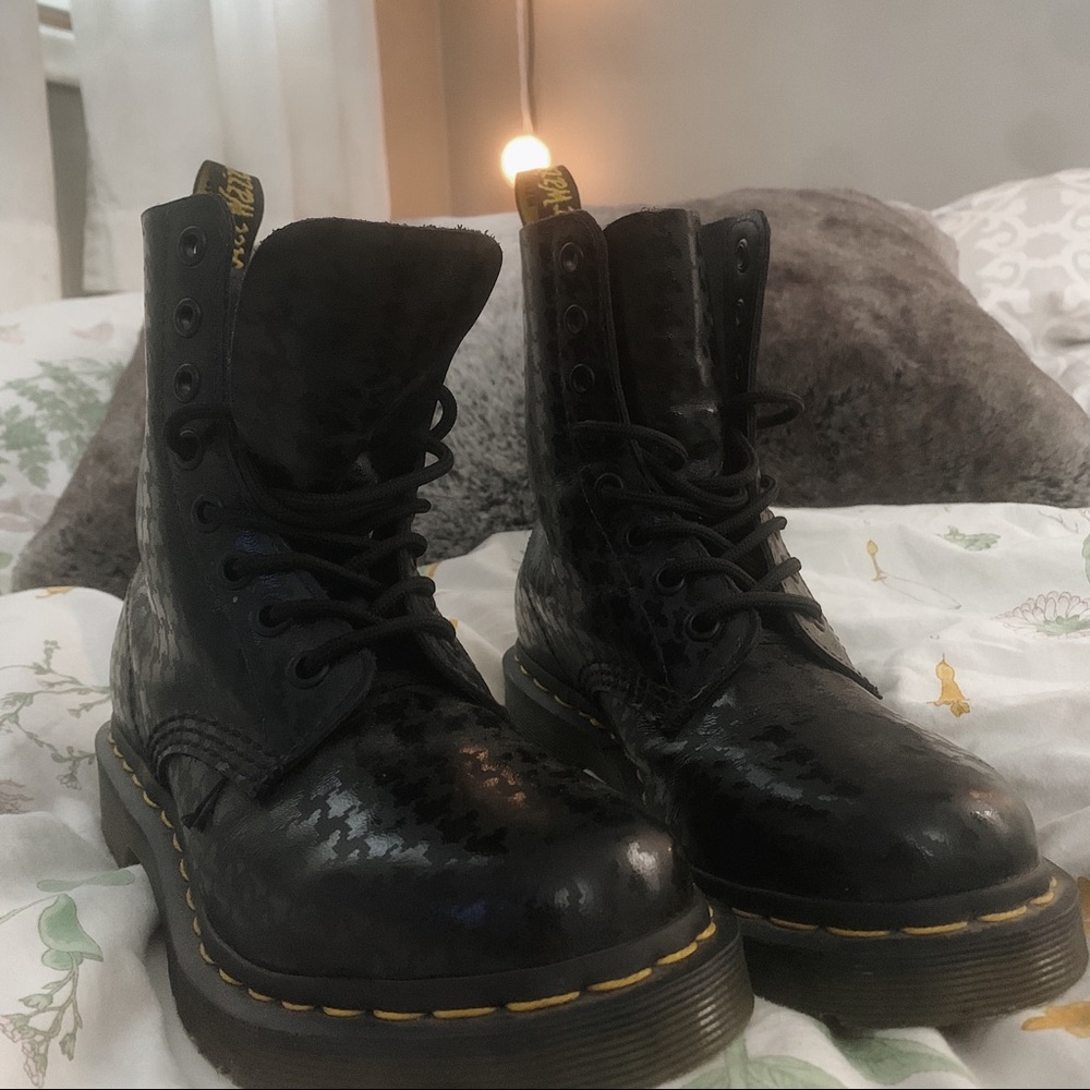 🎱Dr. Martens Pina Black Houndstooth combat boot